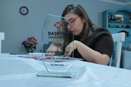 Üniversiteyi dereceyle bitiren serebral palsili Duru'nun hayali akademisyen olmak
