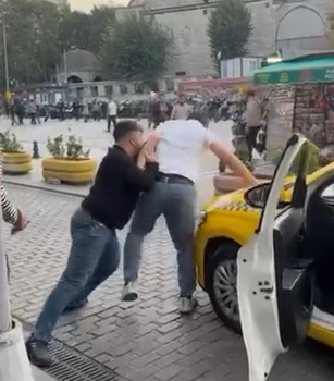 Fatih'te taksicilerin yumruklu 'yolcu alma' kavgası kamerada