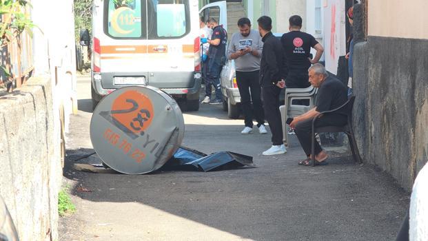 Onarmaya çalıştığı su deposuyla birlikte damdan düşen tamirci öldü