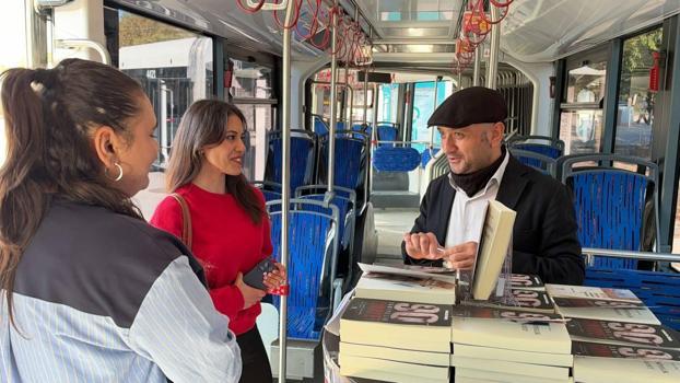 Toplu taşıma aracında yazdığı kitabını trambüste imzaladı