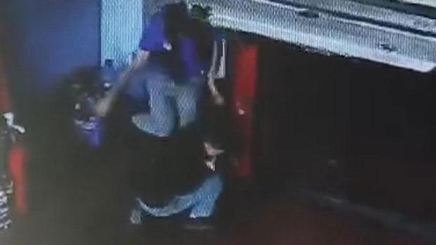 MESEM öğrencisini oto tamirhane işletmecisi tekme tokat darbetti; o anlar kamerada