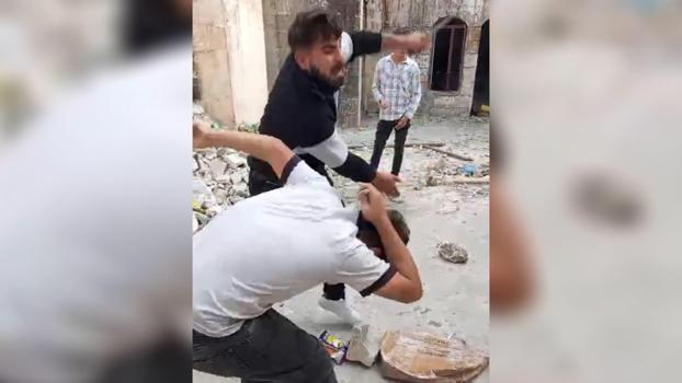 Şanlıurfa’da metruk evde 1 kişi, 4 kişiyi darbetti: O anlar kamerada