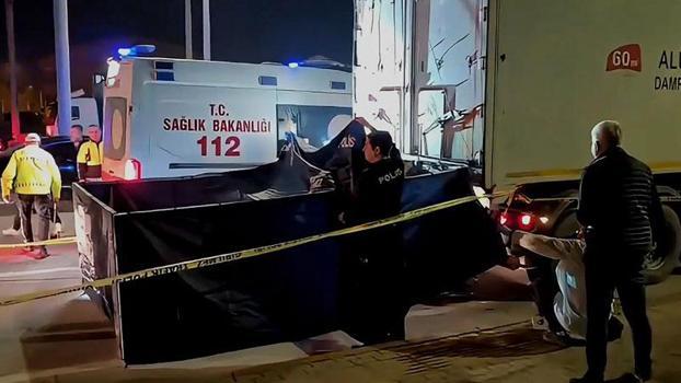 Emniyet şeridinde park halindeki TIR’a çarpan motosikletin sürücüsü öldü
