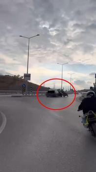 Sürücünün drift attığı otomobilin motosiklete çarptığı kaza kask kamerasında