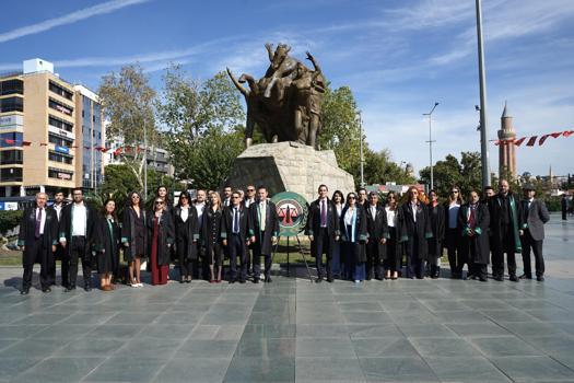 Antalya Barosu'nda yeni dönem Atatürk Anıtı'na çelenkle başladı