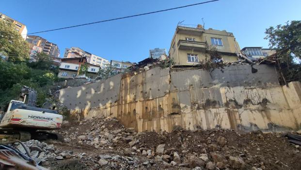 Zonguldak’ta çöken 3 katlı evin çevresindeki 7 bina tahliye edildi (3)