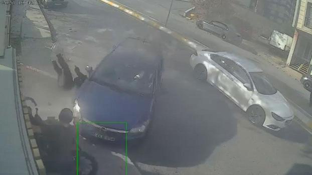 Esenyurt'ta motosiklete ve yayaya çarpan otomobil kamerada: 2 ağır yaralı