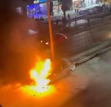 Esenyurt’ta seyir halindeki otomobil alev alev yandı