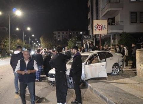Çorum'da iki otomobil çarpıştı: 4 yaralı