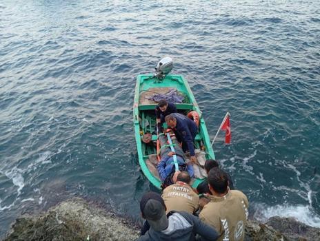 Hatay’da kayalıklardan düşen balıkçı itfaiye ekiplerince kurtarıldı
