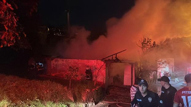 Yanan tek katlı ev kullanılamaz hale geldi