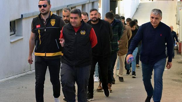 Adana merkezli 7 ilde kurgu trafik kazalarıyla sigorta şirketlerini dolandıran 80 şüpheli adliyede