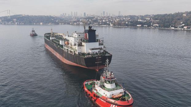 İstanbul Boğazı 'AK ANA' isimli tankerin geçişi nedeniyle gemi trafiğine kapatıldı -1 / Havadan görüntü