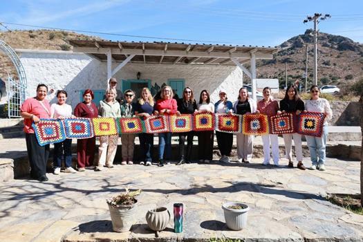 Bodrumlu kadınlar, sokak için 1400 motiften 53 metrelik gölgelik ördü