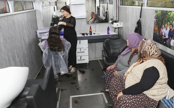 ‘Mobil Kuaför’ hizmeti kırsal mahallelerde vatandaşların yanında
