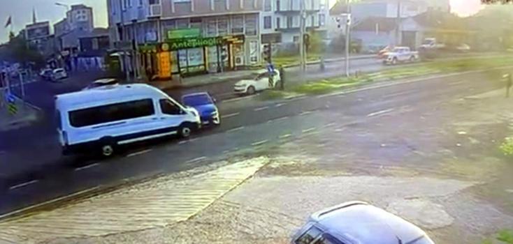 Minibüs ile otomobilin çarpıştığı kaza kamerada; 2 yaralı