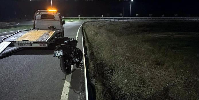 Bariyere çarpan motosiklette 2 kişi yaralandı