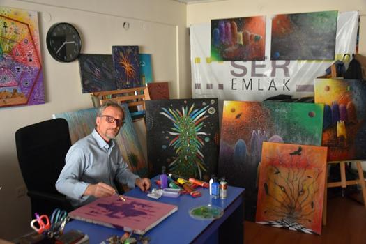 İzmirli emlakçı, mesaisine resim fırçasıyla renk katıyor
