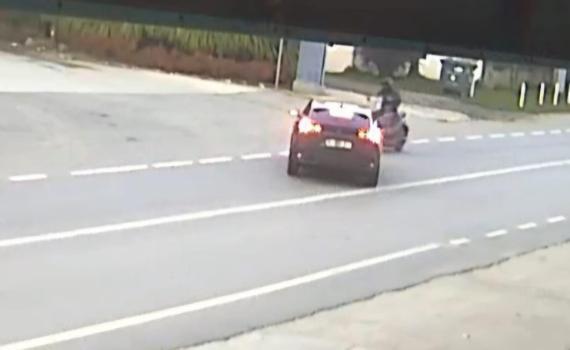 Motosiklet ile otomobilin çarpıştığı kaza kamerada
