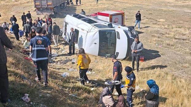 TIR'la yolcu minibüsü çarpıştı; 1'i ağır, 11 yaralı