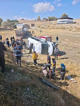 TIR'la yolcu minibüsü çarpıştı; 1'i ağır, 11 yaralı