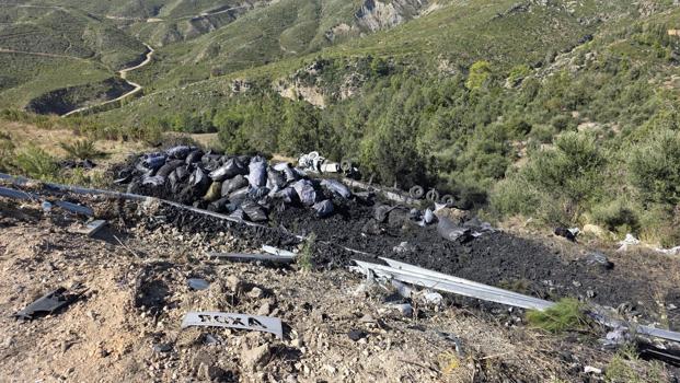 Uçurumdan yuvarlanan TIR'da 2 kişi yaralandı