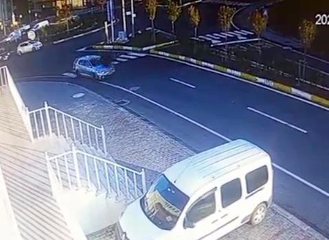 Otomobilin yaya geçidinde 2 öğretmene çarptığı kaza kamerada