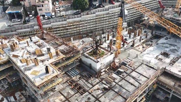 Haliç’in kıyısındaki inşaatın ortasında kalan ağaç havadan görüntülendi