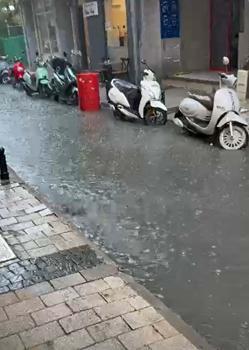Çanakkale’de sağanak nedeniyle yollar göle döndü