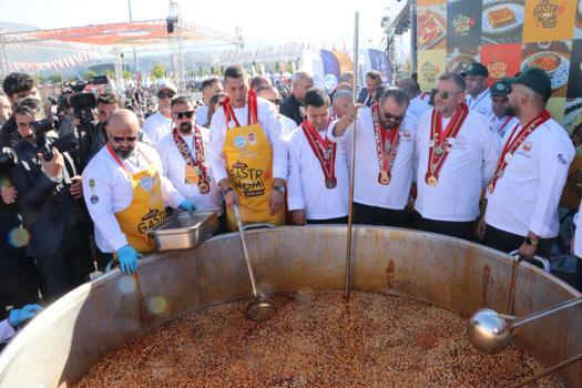 Gastronomi Günleri’nde 1 ton börek aşı çorbası ikram edildi
