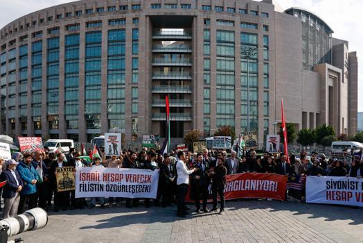 Sumud Filosu’na saldırı davası başladı; aktivistler ve avukatlar basın açıklaması yaptı
