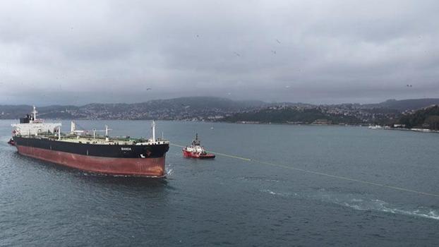 Sarıyer açıklarında karaya oturan ‘BANDA’ isimli tanker İstanbul Boğazı'ndan geçirildi