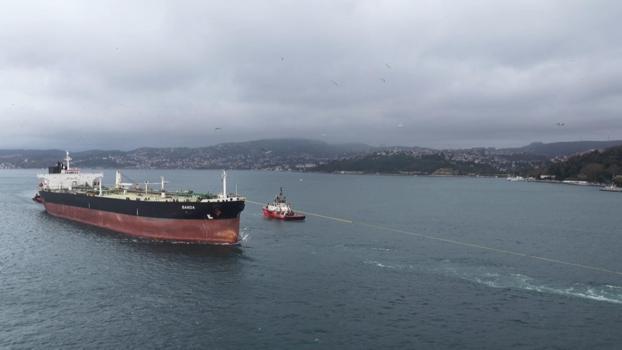 Sarıyer açıklarında karaya oturan ‘BANDA’ isimli tanker İstanbul Boğazı'ndan geçirildi