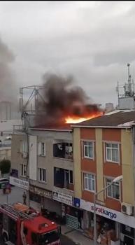 Küçükçekmece'de 2 katlı binanın çatısında çıkan yangın söndürüldü