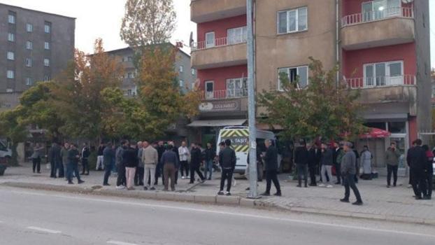 Yüksekova’da sürücüsü kalp krizi geçiren öğrenci servisi binaya çarptı