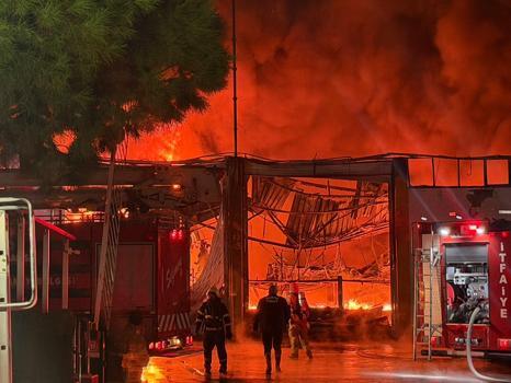 Manisa’da akü üretimi yapan fabrikada yangın