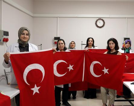 Bayrak sevgisini el emeğiyle yaşatıyorlar
