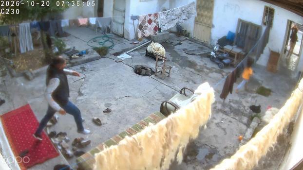Kendisini terk eden kadın ile annesini bıçaklayan şüphelinin eve girip çıktığı anlar kamerada