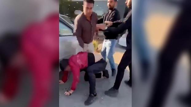 Bıçaklayıp darbettiği kişinin yakınları tarafından sopayla dövüldü