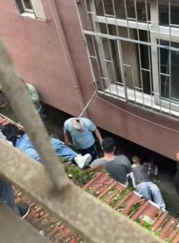 Küçükçekmece'de eve kilitlenen 2 genç kız, sarkıttıkları çarşafla kaçarken 3'üncü kattan düştü