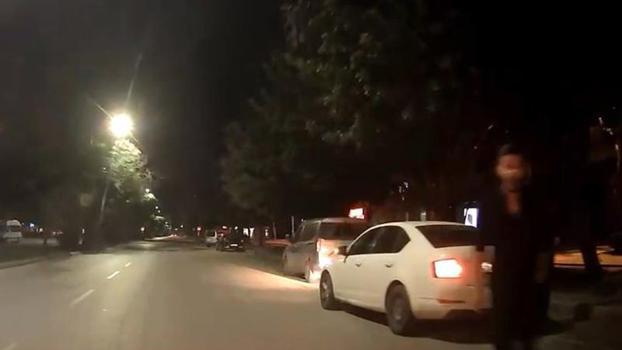 Adana’da selektör tartışmasında sürücünün küfür edip darp girişimi kamerada