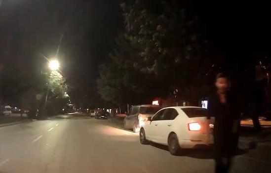 Adana’da selektör tartışmasında sürücünün küfür edip darp girişimi kamerada