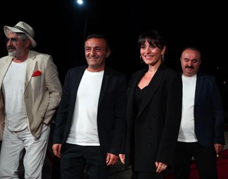 Altın Portakal'da kırmızı halı şıklığı