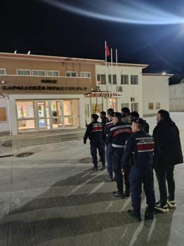Yolda durdurulan minibüste 20 kaçak göçmen yakalandı; 5 organizatör tutuklandı
