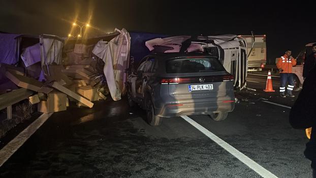 Otoyolda karşı şeride geçen TIR otomobile çarptı 1 ölü 2 yaralı