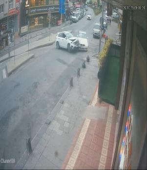 Arnavutköy'de 2 otomobilin çarpıştığı kaza kamerada