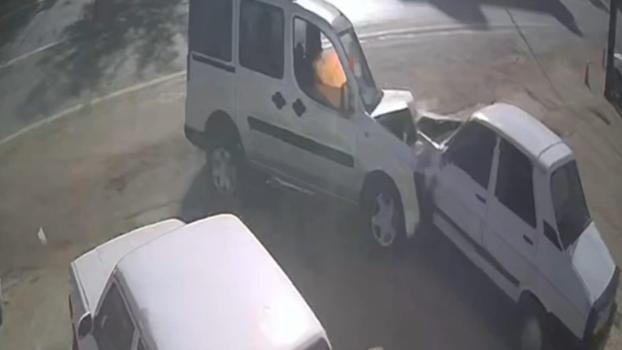 Ehliyetsiz sürücünün kontrolünden çıkan hafif ticari araç, 2 otomobile çarptı; kaza kamerada