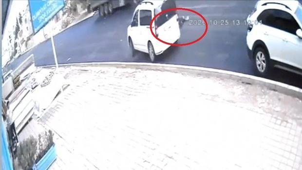 Otomobilin araçtan inen çocuğa çarptığı kaza kamerada