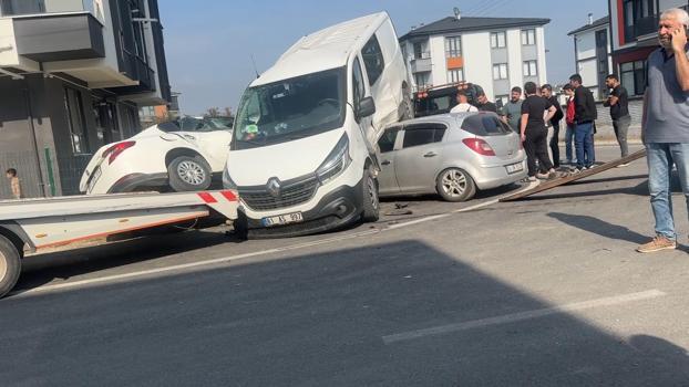 Otomobil ve minibüs çarpışıp savrulduktan sonra park halindeki araca çarptı: 3 yaralı