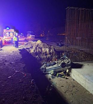 Otomobil, yol yapımı için kazılan çukura düştü; 1 ölü, 5 yaralı